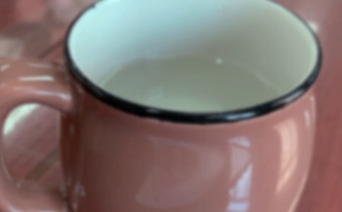 喝红酒时正确拿杯子方法
