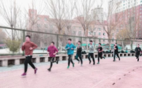 致长跑运动员广播稿