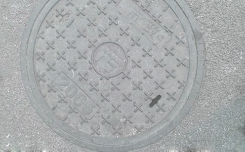 特殊的井盖作文
