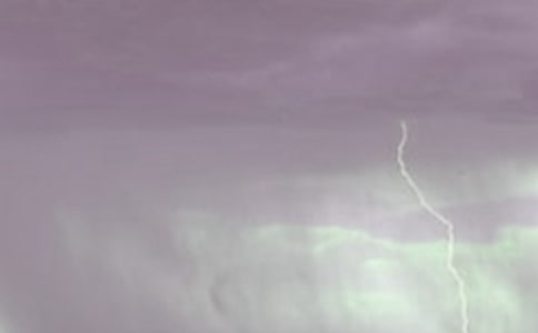 制造红雨的龙卷风中英文阅读