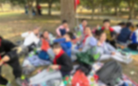 最新的小学生秋游班级标语大全