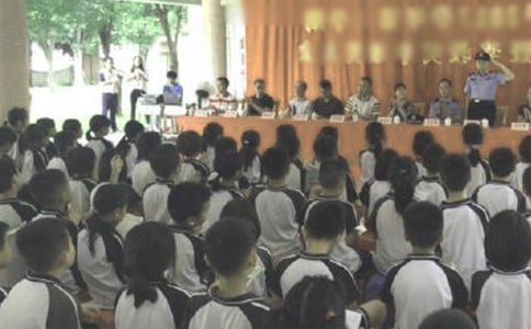 初中散学典礼主持词
