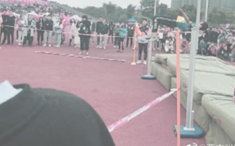 致跳高运动广播稿