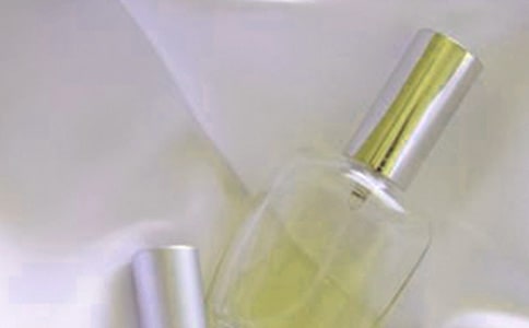 女人使用香水的6个禁忌护肤技巧